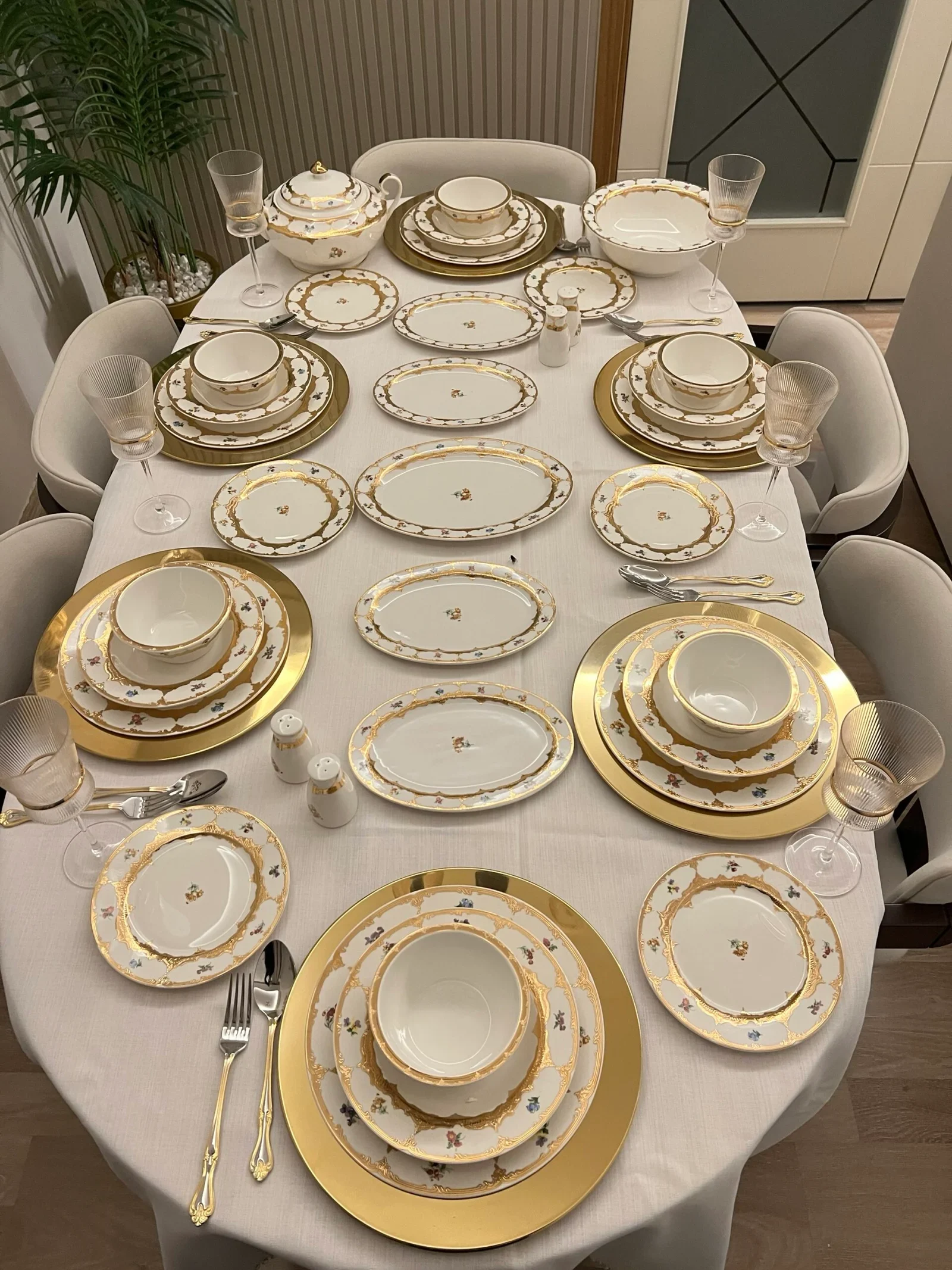 GÜLİSTAN SULTAN SERİSİ 60 PARÇA 24 K. ALTIN YEMEK TAKIMI